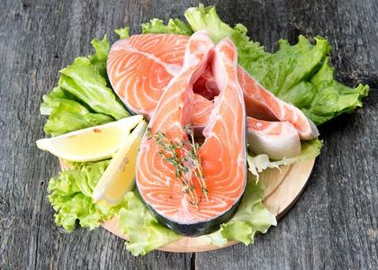 Morska hrana salata zelena i parce ribe Marketable Online