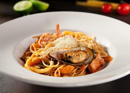 Pasta u velikom tanjiru With Credit Card