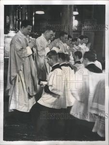 1940 Press Photo Priests and Catholics Cost Online