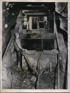 1938 Press Photo Underground Draglines Inside Bartlett Mountain Geniue Stockist For Sale