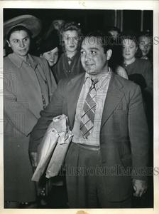 1943 Press Photo Frank Sinatra, Secretary and Cousin of The Frank Sinatra Collections