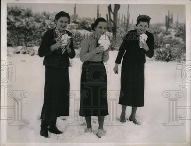 1937 Press Photo Eating snow in the desert Affordable Cheap Pice