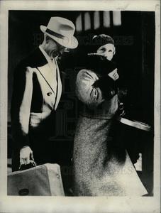 1931 Press Photo Russell T.Sherwood Financial Agent Sale With Mastercard