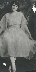 1918 Press Photo E.C.Bennett Admired by her Friends. Buy Cheap Looking For