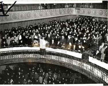 1943 Press Photo St. Aloysius Church Catholics  priest Clearance Get Authentic