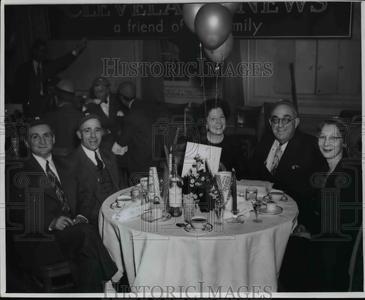 1947 Press Photo  The Varsity News members Footlocker Finishline Cheap Pice