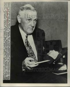 1948 Press Photo Police Capt.William Wingard Examines Box Best Place Online