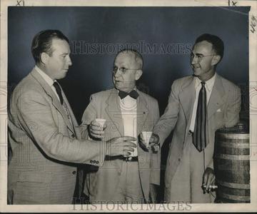 1949 Press Photo Ernest C. Gibson, Hotelmen's meeting Outlet With Paypal Order