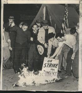 1949 Press Photo Strikes Burn PIckets Sings Bethlehem Free Shipping Real