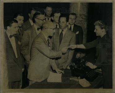 1950 Press Photo Chicago convention Lillian Asmuc books Free Shipping Outlet Store