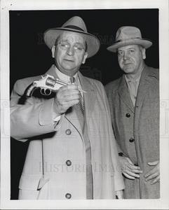 1951 Press Photo Detective James McCann Shooting Countdown Package