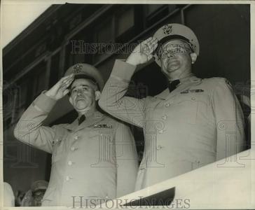 1952 Press Photo General Omar Bradley happily salutes Free Shipping Huge Surprise