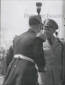 1953 Press Photo General Ridgway's Farewell Homage Sale Visit