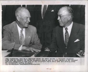 1953 Press Photo President Dwight Eisenhower Milton Clearance Store For Sale