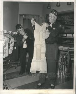 1954 Press Photo Claude OxleySuincy Beautiful Wife Clearance 2025