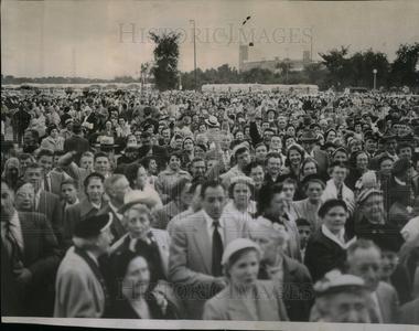 1954 Press Photo Crowd outside Soldier Field Outlet With Paypal Order