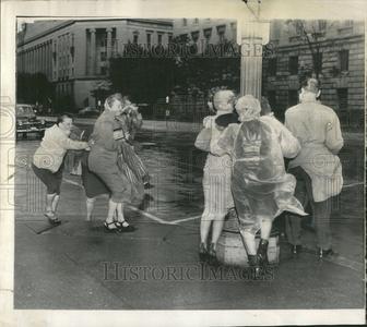 1954 Press Photo Government Workers Hubricane winds Cheap Online Online