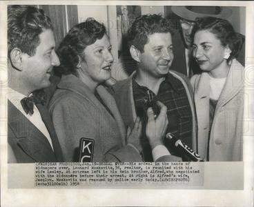 1954 Press Photo Leo Moskovitz,kidnapped reunites with family Amazon Footaction