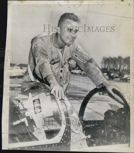 1954 Press Photo Jet pilot Lt Wallace Rich Fast Delivery Online
