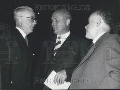 1954 Press Photo Three Doctor's talk amongst themselves For Sale Online
