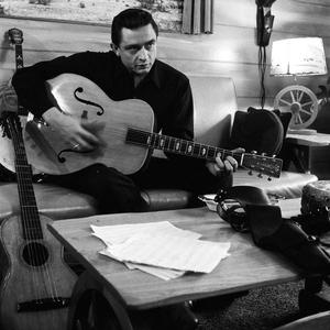 Johnny Cash svira gitaru Cheap Sale Inexpensive