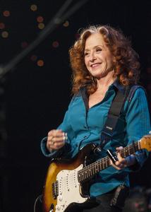 Bonnie Raitt svira gitaru 2025 Newest Cheap Online