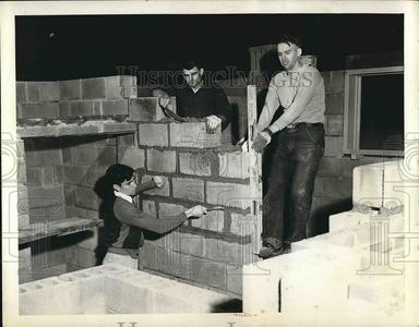 1941 Press Photo Delbert &Chester Roig & Albert McNamara laying bricks Outlet Shop Offer