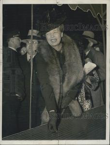 1941 Press Photo Eleanor Roosevelt Laying Down First Dime For Mile O' Dimes Fund Free Shipping Tumblr