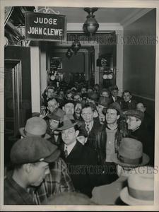 1941 Press Photo CIO strikers of the International Harvester Company at court Discount Cost