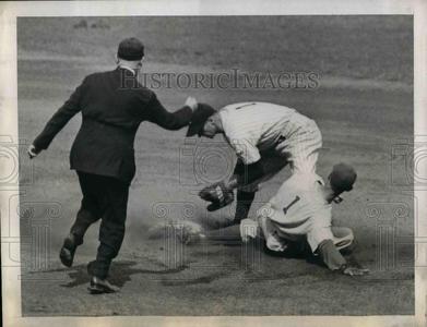 1943 Press Photo Frank Crosetti Shortstop Yankees Tags Jo Jo White Athletics Out Cheap Pice Store