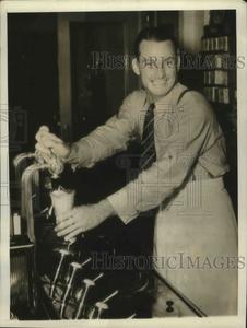1940 Press Photo Gerald Walker, new Cleveland Indians player, at his soda job Sale Shop Offer
