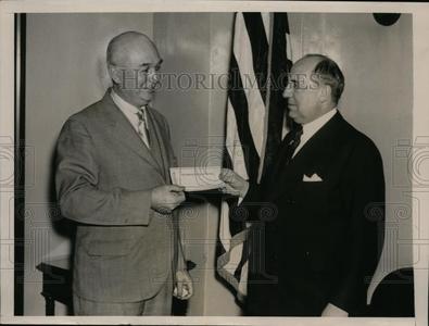 1937 Press Photo Postal cashier Thomas Randles & Postmaster Albert Goldman in NY Discount In China