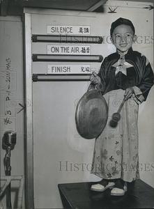 1942 Press Photo San Francisco Chinatown Chinese Hour Show Gong Holder Boy Sale Genuine