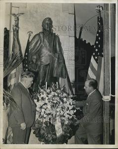 1939 Press Photo of Joseph Brady & Joe Scolaro at James Brady monument Discount Sast