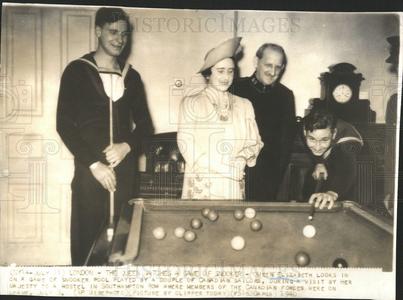 1940 Press Photo Quenn Elizabeth Shooting Pool in London Discount From China