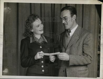 1943 Press Photo Jimmy Callanan Finishline