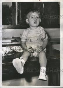 1943 Press Photo Howard Freeman Discount Many Kinds Of