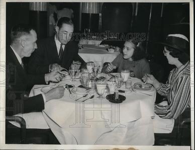 1940 Press Photo Cleveland Indians Pitcher William Feller,Bobby,Margaret,William Sale Genuine