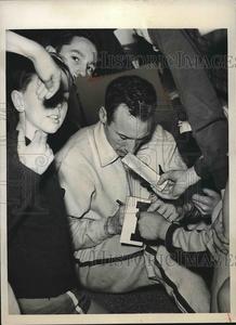 1940 Press Photo Sports star Cunningham signing autographs - nea55223 Discount Newest