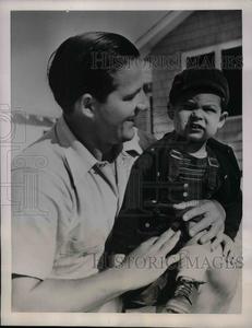 1940 Press Photo St. Louis Cardinals Outfielder Joe Medwick & Son Sale 100% Original
