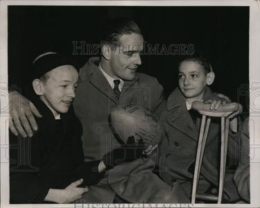 1940 Press Photo U of Penn football star Frank Reagan & kids Nelson Geary With Mastercard Cheap Online