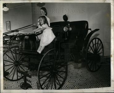 1942 Press Photo Old Horse Carriage Sale Visa Payment