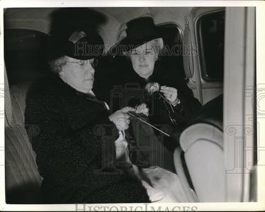 1942 Press Photo Mrs. J. H. Crosby & Mrs. E. M. Smith Knitting in Transit Cheap Best Wholesale