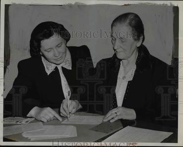 1942 Press Photo Mrs Charles Srail & Mrs Frank Kleiman Sr in Cleveland Ohio Cheap Sale Good Selling