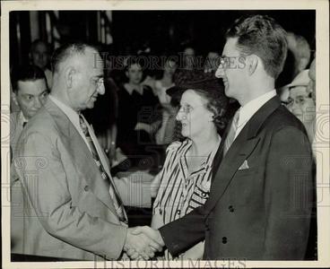 1944 Press Photo Judge Friedman congratulates Richard Vincent on prison release Cheap Pice Buy Discount