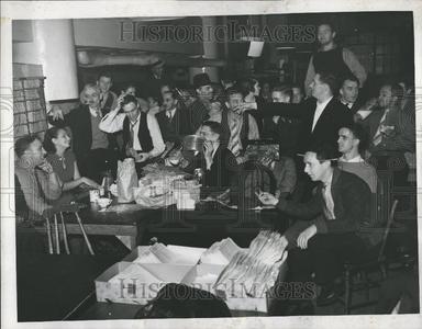 1938 Press Photo Strikers Detroit Football Store With Big Discount