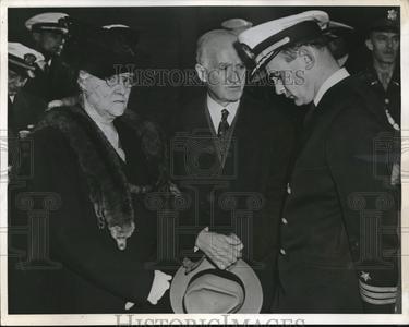 1942 Press Photo Commander Bruce McCandless,Daniel Callaghan,Mrs. J.L. Raby With Credit Card Cheap Online