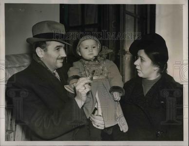1939 Press Photo Mr & Mrs Bruno Asanski & daughter Elizabeth in NYC - nea69625 Cheap Best Place