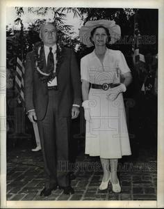 1942 Press Photo Judge Ingram M. Stainback, the Ninth Governor of Hawaii Deals
