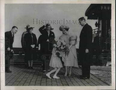 1939 Press Photo Little Girl Presents Bouquet To Queen Elizabeth And King George Buy Cheap With Mastercard